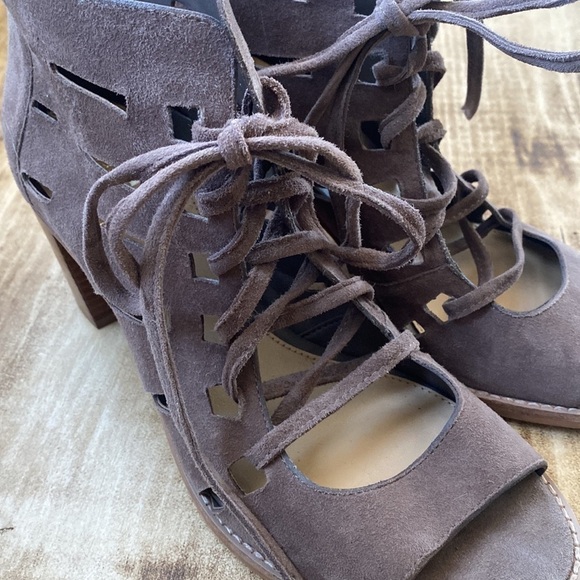 VINCE Camuto Tressa Lace Up Block Heel Bootie - Picture 8 of 10